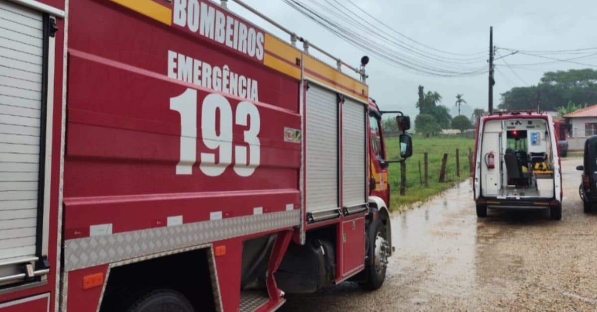 Menino de 9 anos sofre queda de cinco metros enquanto brincava em Canelinha