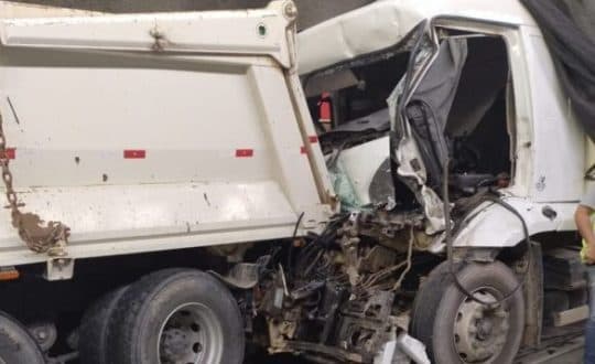 Motorista morre após colisão entre caminhões no Contorno Viário da Grande Florianópolis