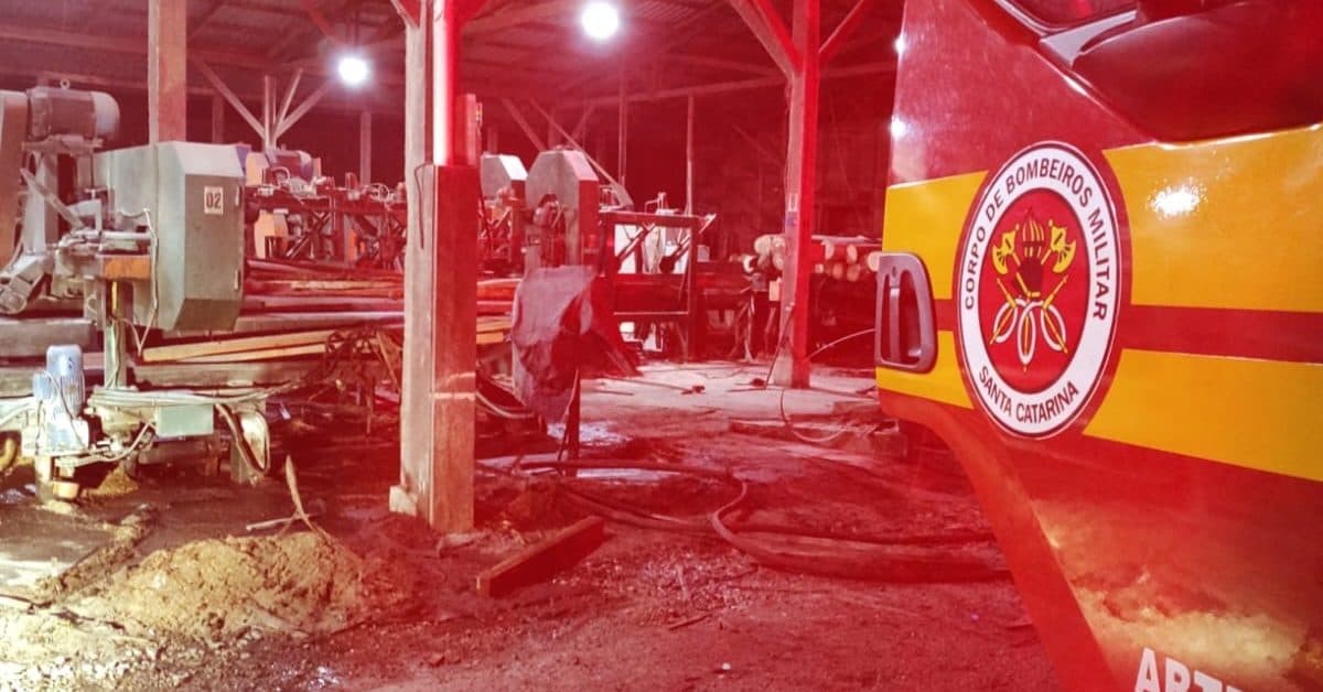Incêndio em serraria assusta trabalhadores e mobiliza bombeiros em Gaspar