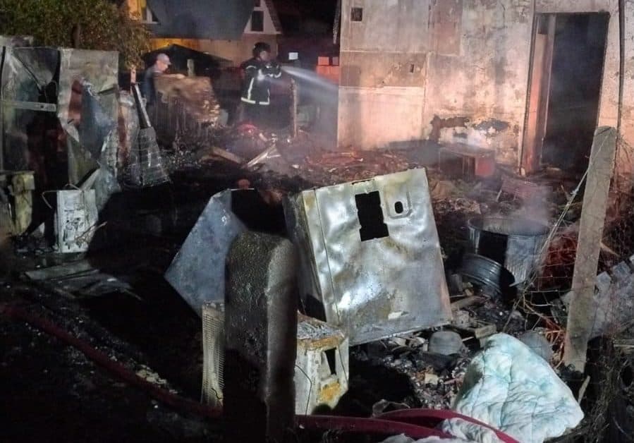 Bombeiros usam 6 mil litros de água para conter incêndio em casa de Florianópolis