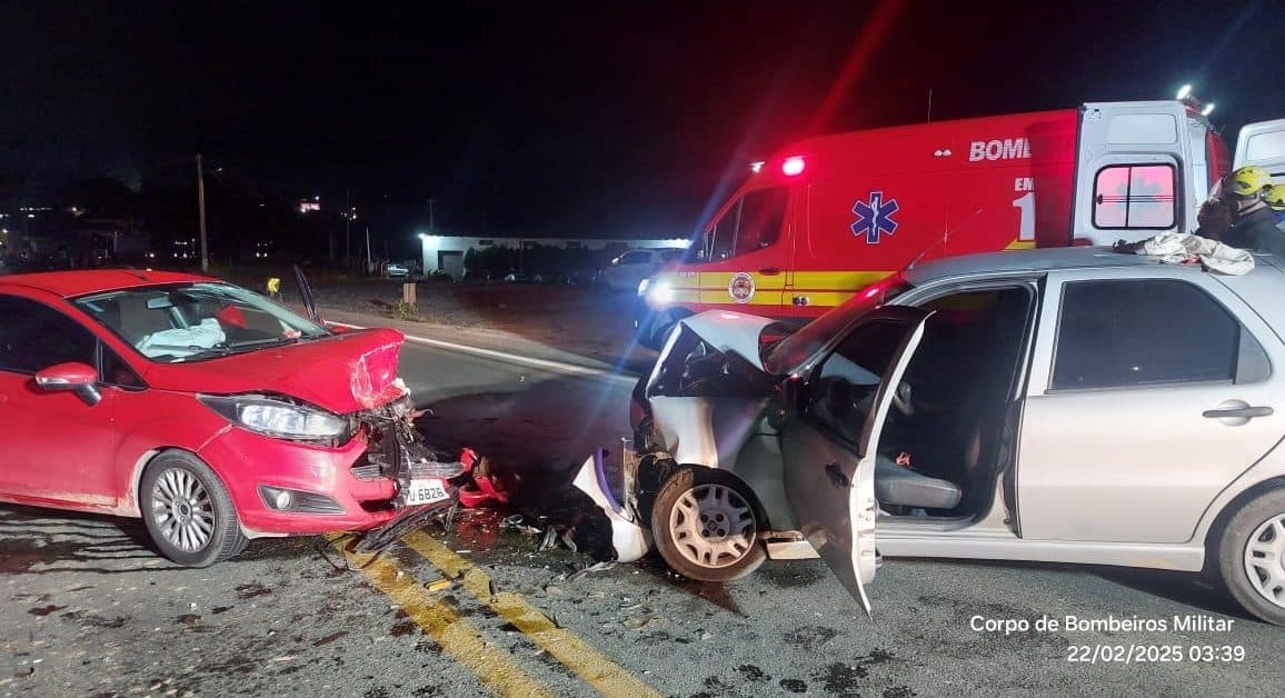 Duas mulheres ficam feridas após colisão frontal que parou o trânsito em Blumenau