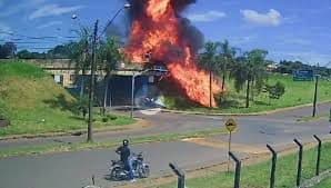 Motorista salta de caminhão durante explosão em grave acidente no Paraná
