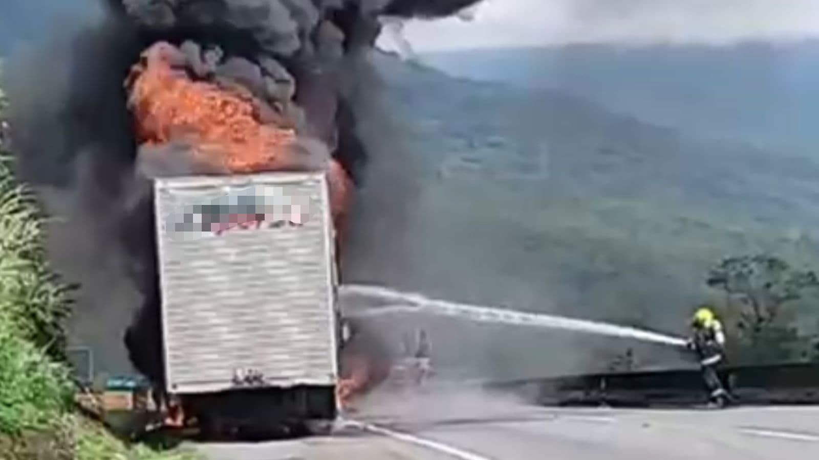 “Tudo parado”: Caminhão pega fogo e interdita trânsito na BR-101