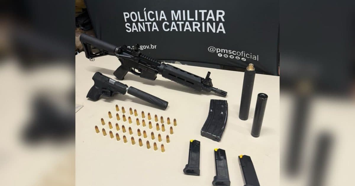 Operação policial localiza arsenal escondido em área de mata em Florianópolis