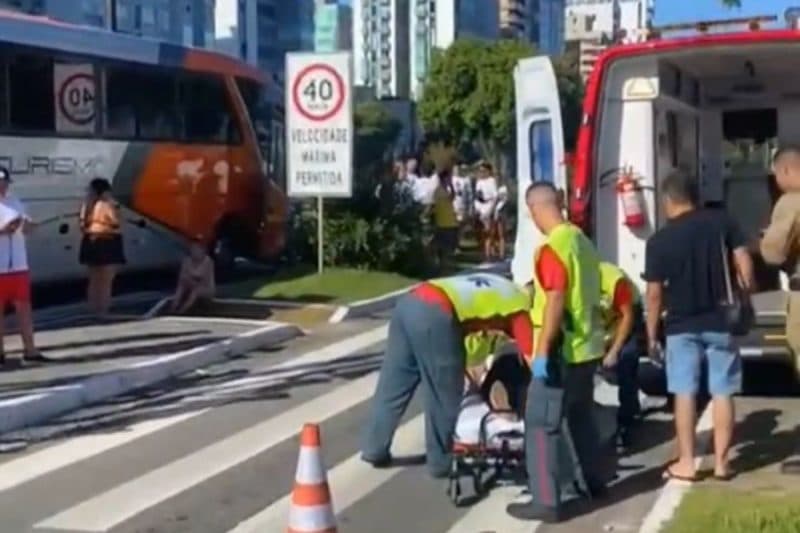 Gestante é socorrida após engavetamento com ônibus de turismo em Florianópolis