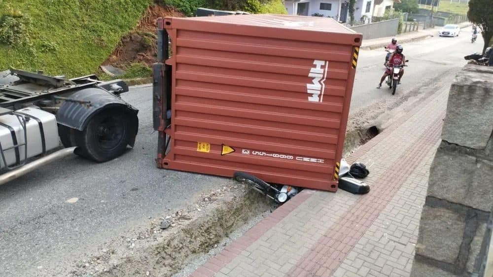 “Só deu tempo de pular”: Container carregado de fios esmaga moto em SC