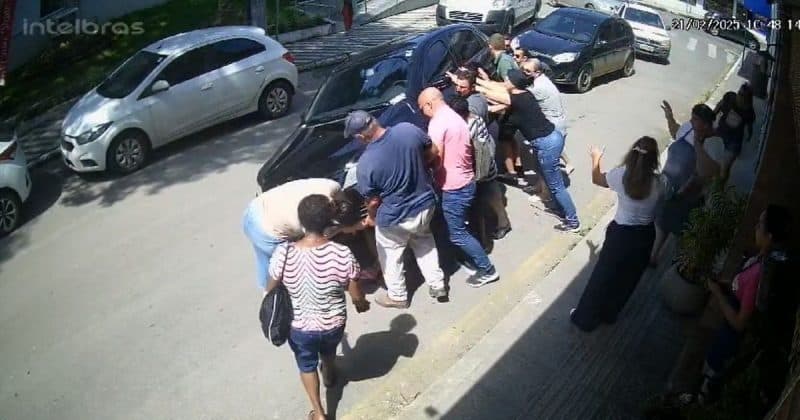 Idosa de 65 anos é atropelada e arrasta por veículo enquanto atravessava rua em SC