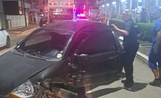 Motorista embriagado bate em caminhão de lixo e agride agente de trânsito em Balneário Camboriú