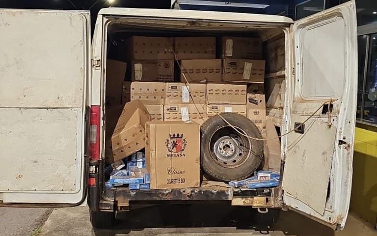 PF e PRF interceptam furgão com 40 mil maços de cigarros contrabandeados em SC