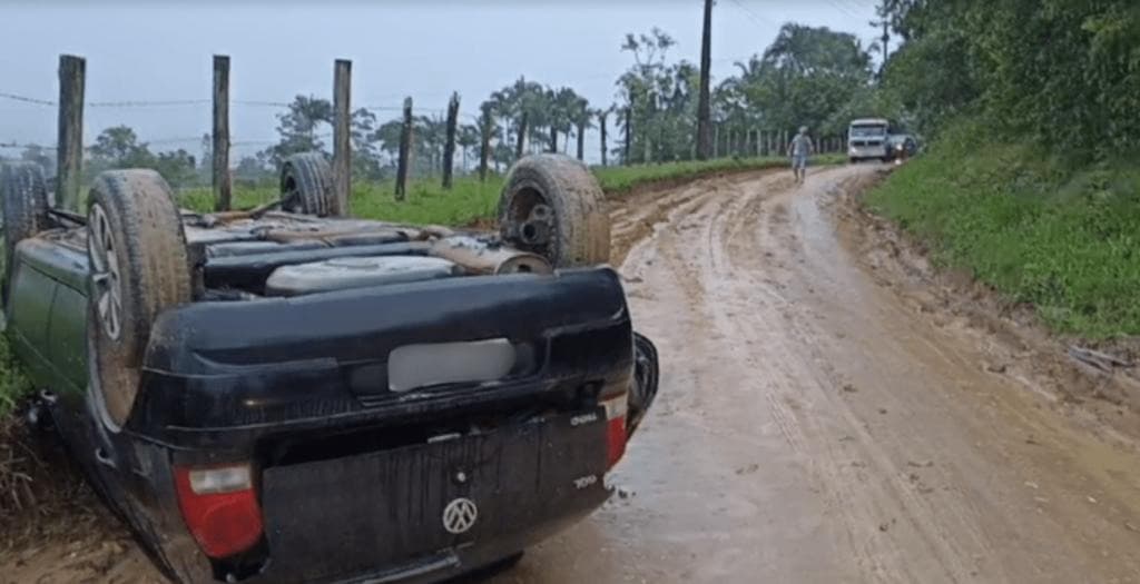 Motorista capota carro de madrugada sob forte chuva em Canelinha