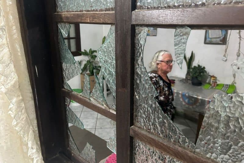 Idosa de 80 anos bota ladrão “pra correr” com vassouradas em Joinville