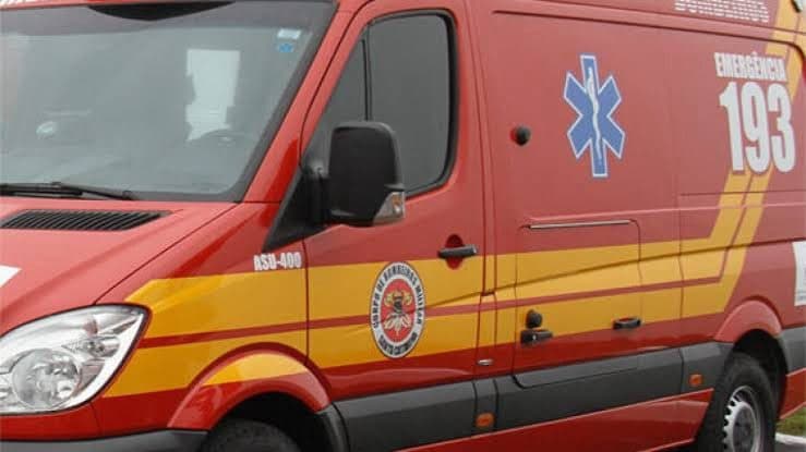 Idoso se engana ao descer escada, despenca de quase 3 metros e sofre suspeita de fratura na coluna