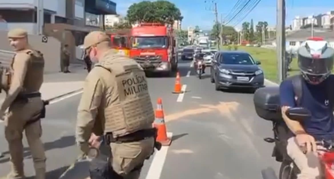 “Não resistiu”: Motociclista morre após colisão violenta com ônibus em Florianópolis