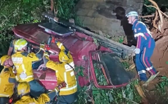 Caminhão cai de 25 metros em rodovia de SC e deixa duas vítimas fatais