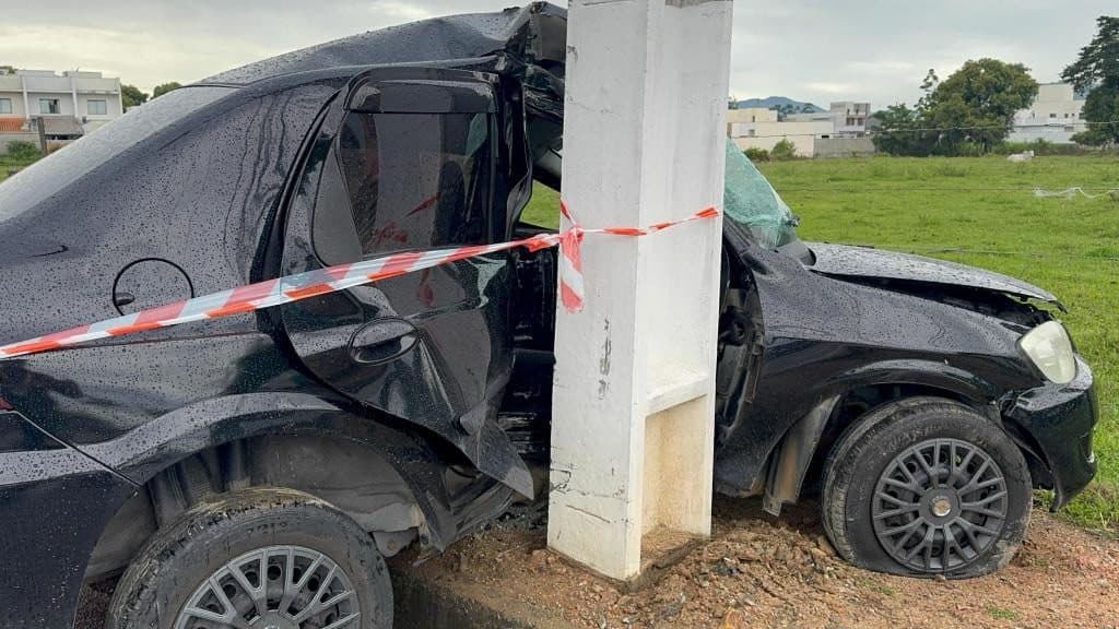 Carro se parte ao meio após colisão com poste em Tijucas; motorista foi levado ao hospital