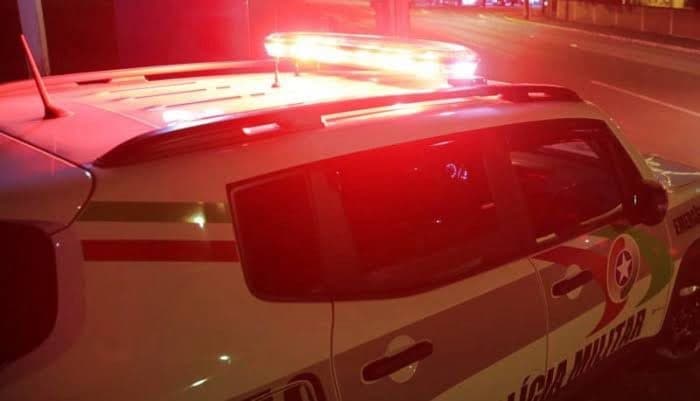 Homem é amarrado, espancado e baleado em Brusque após tentativa de furto