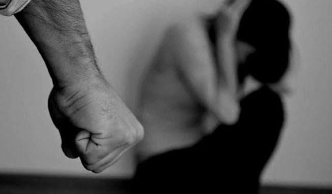 Homem ataca esposa ao chegar do trabalho e não encontrar comida pronta