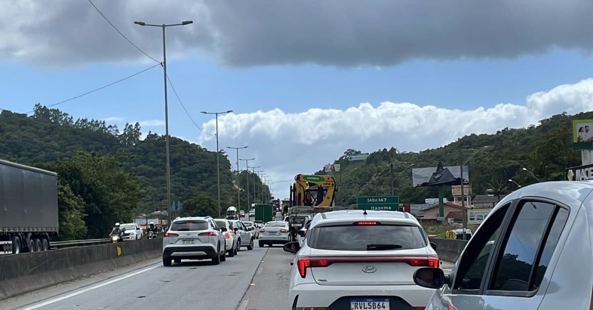 Batida entre caminhões e carro trava a BR-101 em Itapema e causa caos no trânsito