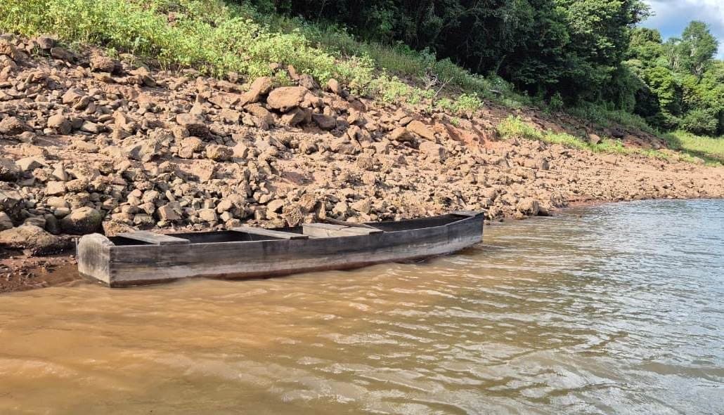 Idoso sai para pescar, remo quebra e ele passa horas perdido no lago