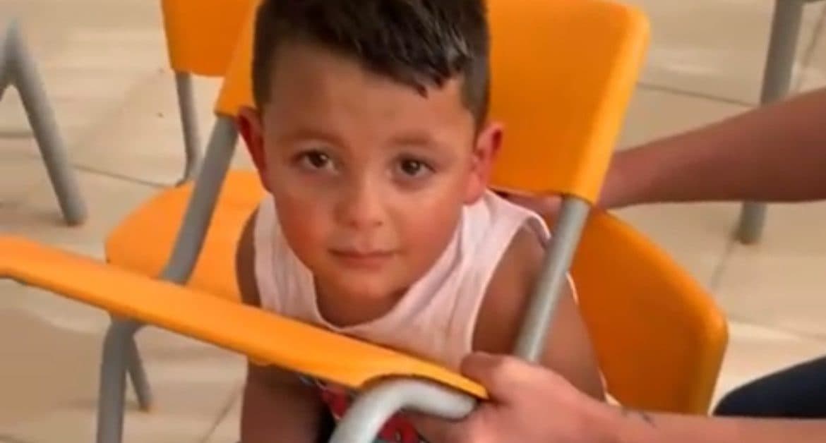 Matriculado no infantil e na história da escola: menino viraliza após ficar preso em cadeira em SC