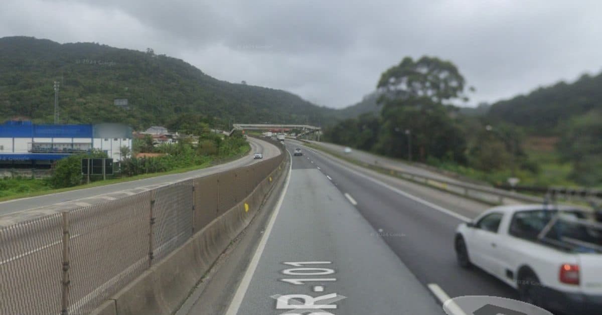 Motociclista morre em colisão brutal com caminhão na BR-101 em Itapema