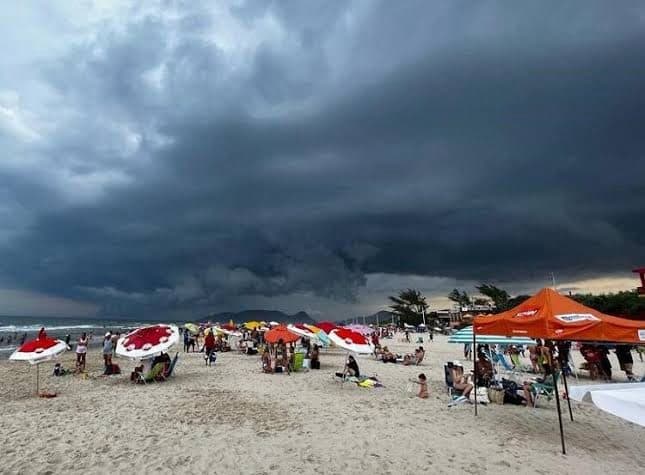 Frente fria chega com força, mas calor insuportável persiste em Santa Catarina