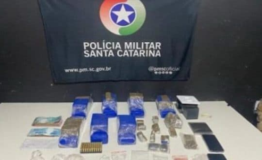 Prostíbulo em Itajaí escondia drogas atrás de tomada e mantinha arsenal de munições
