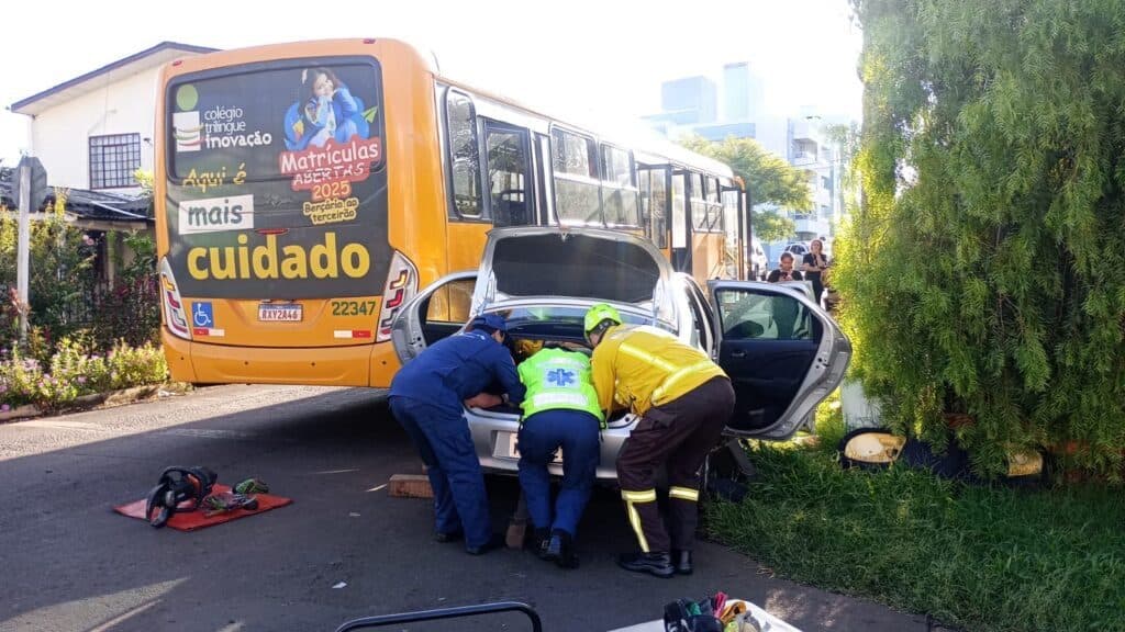  Ônibus avança sinal, atinge carro e motorista precisa ser retirado pelo porta-malas 