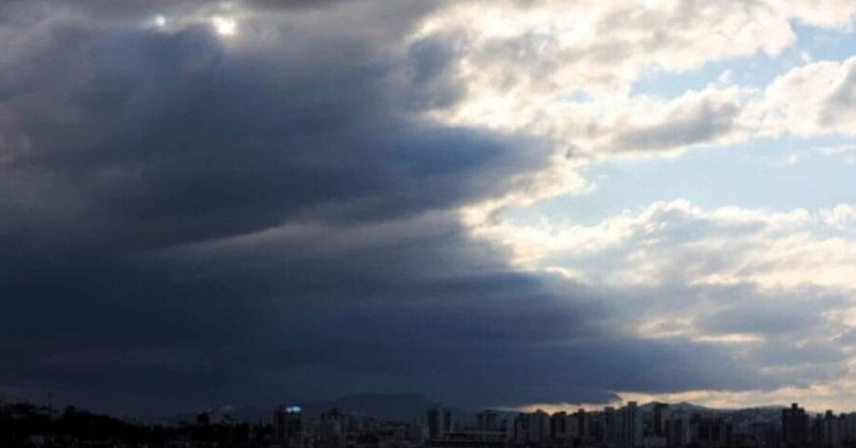Frente fria chega com força a SC: temporais, ventos fortes e risco de estragos nesta quarta (20)