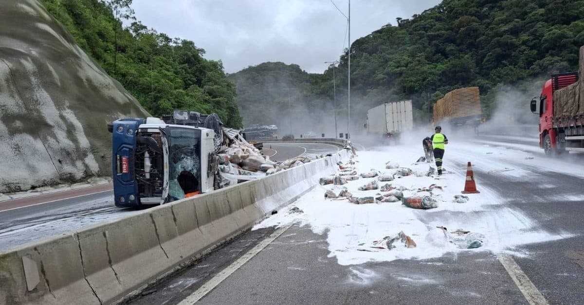 Caminhão tomba e espalha carga na BR-376, deixando rodovia totalmente interditada