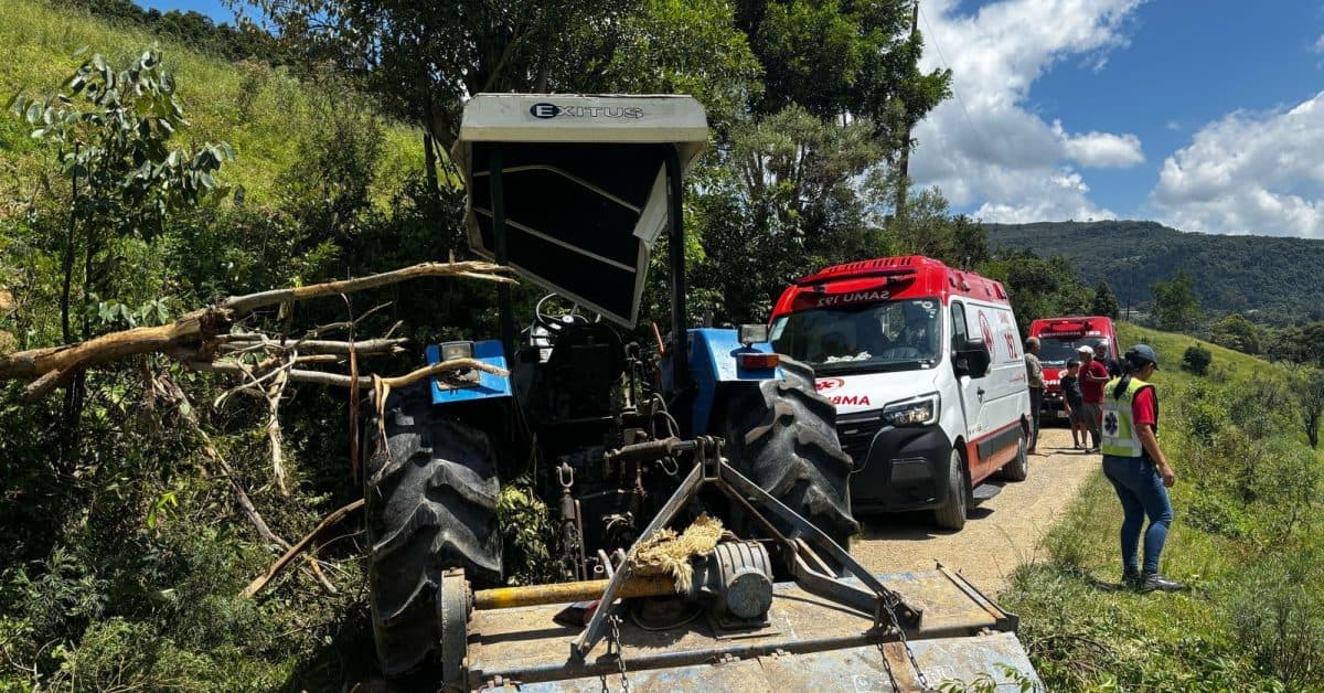 Idoso capota trator em ribanceira e é resgatado de helicóptero em estado grave
