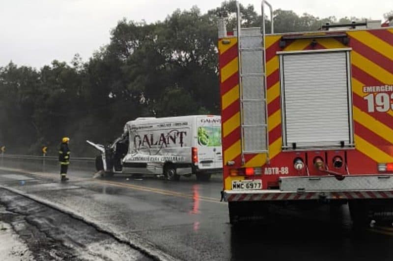Motorista sofre traumatismo craniano e é resgatado inconsciente após colisão na BR-282