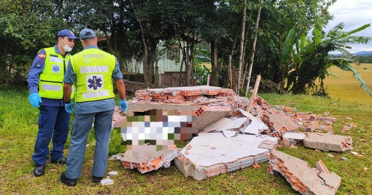 Parede cai e mata idoso durante demolição de banheiro