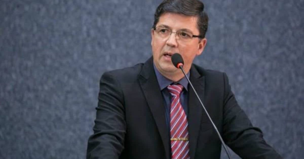 Vereador de Itajaí fica preso entre pedras na Praia Brava e é resgatado após nove horas