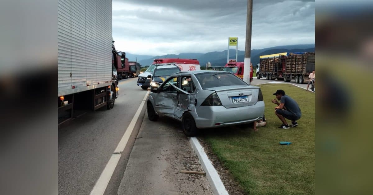 Motorista bate em caminhão e vítima sofre parada cardíaca em acidente com 7 feridos em SC