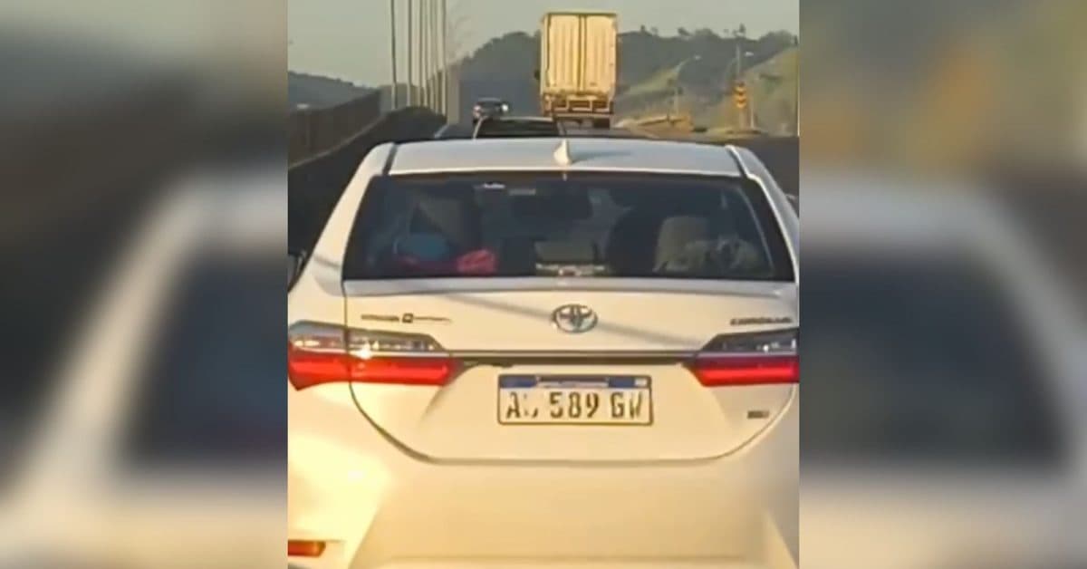Turistas são flagrados com placas adulteradas com fitas para burlar radares na BR-101