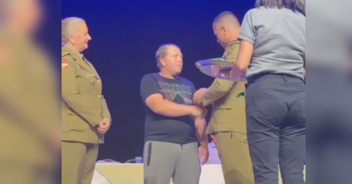 “Defendeu a família”: Morador é homenageado após atirar em homem que invadiu a sua casa em SC