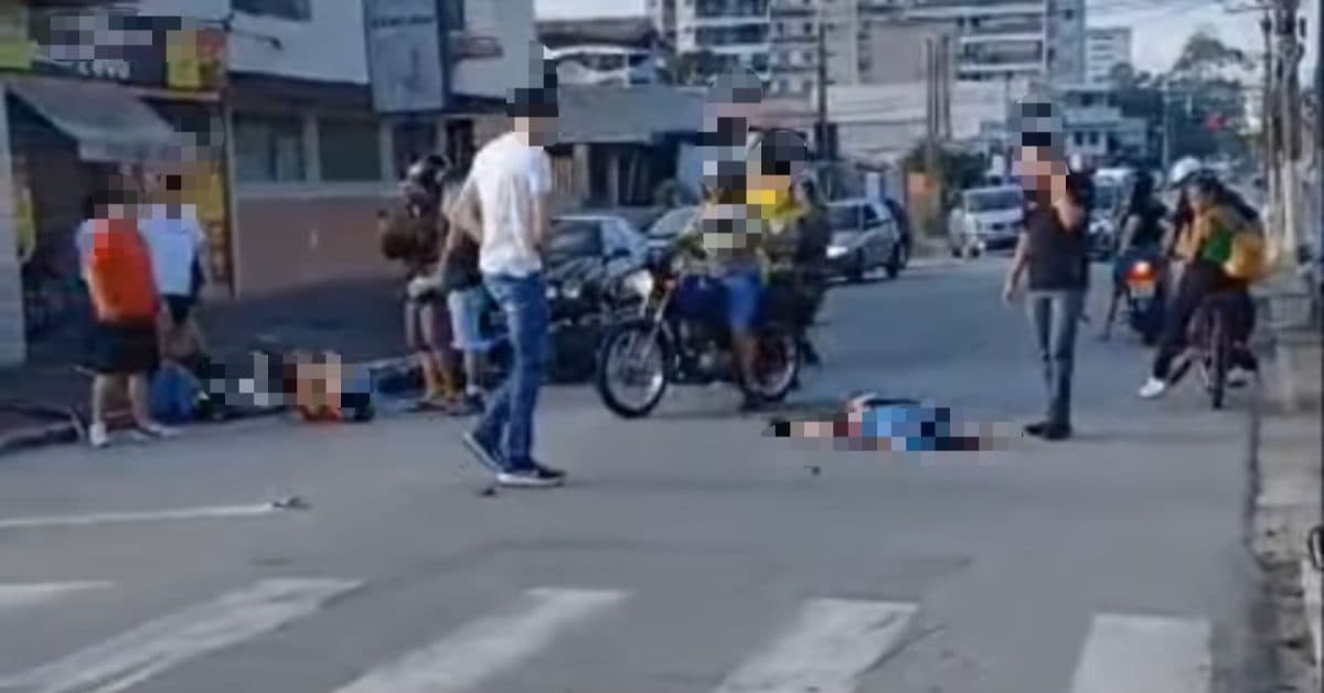 Grave acidente entre duas motos e uma bicicleta deixa quatro feridos em Itajaí