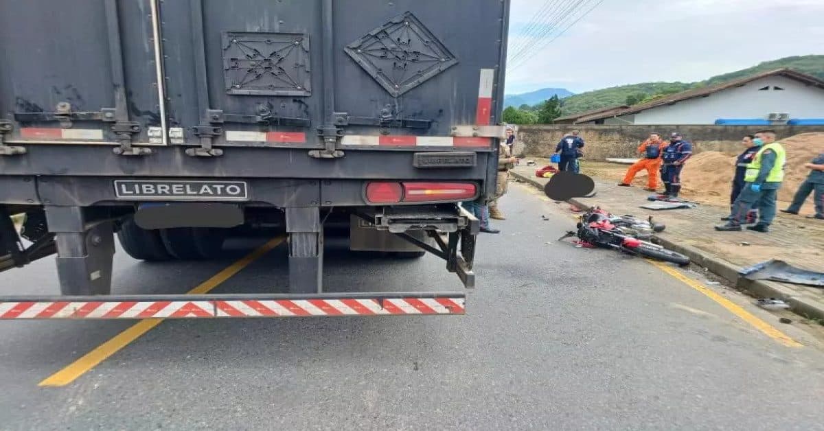 Motociclista de 29 anos morre em grave acidente com carreta em Benedito Novo