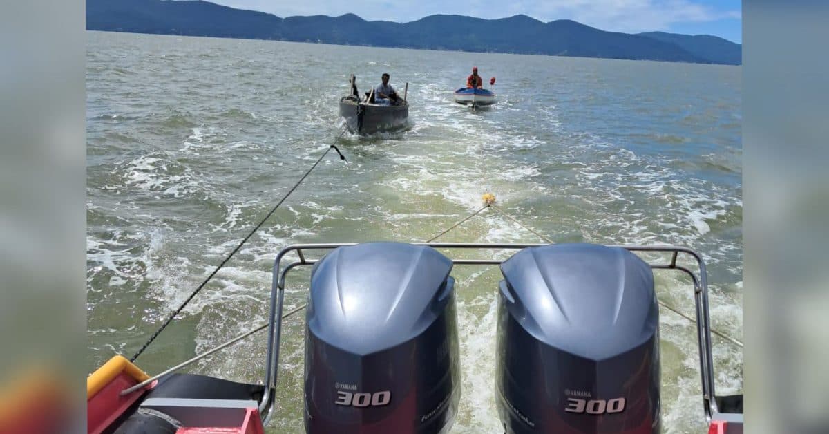 Bombeiros resgatam pescador à deriva após pane em embarcação em praia de SC