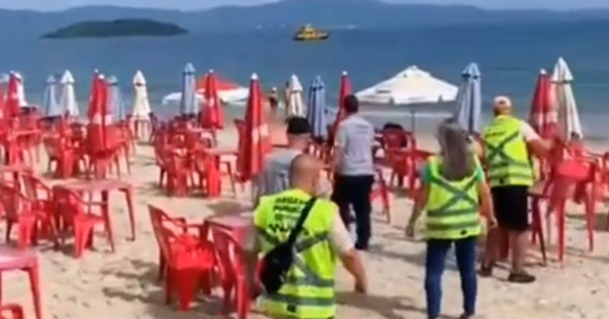 “Fim da farra”: Guarda Municipal apreende guarda-sóis em área reservada para banhistas em praia de Florianópolis
