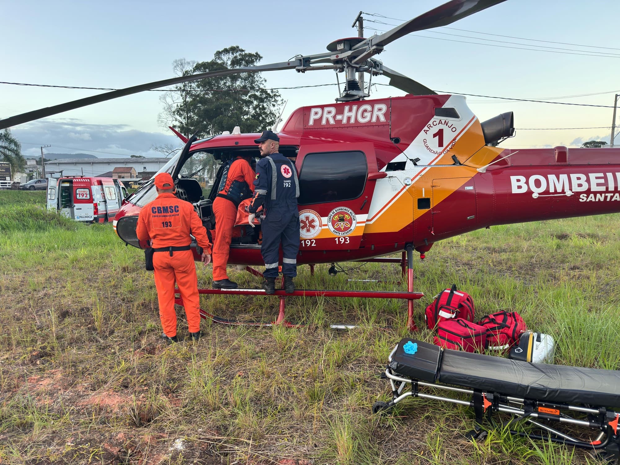 Moto se parte ao meio em colisão na BR-282 e deixa um morto em Palhoça
