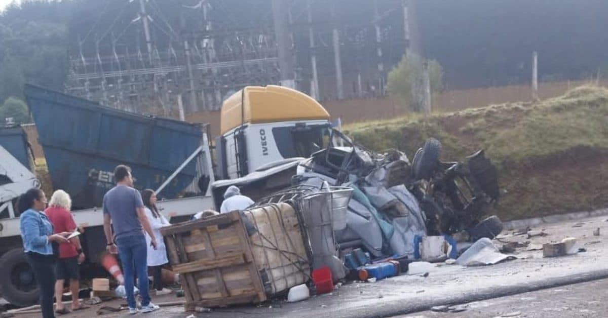 Batida violenta na SC-350: carro capota após colisão com caminhão e duas pessoas morrem