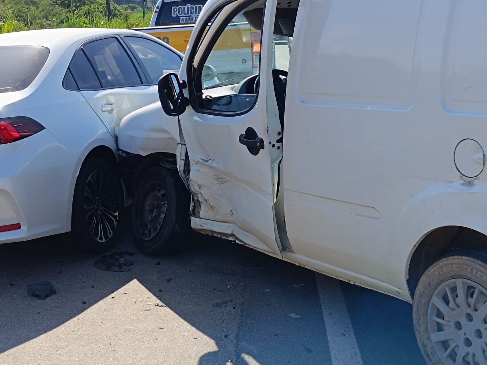 Conversão arriscada de motorista de 73 anos causa acidente com feridos em Canelinha