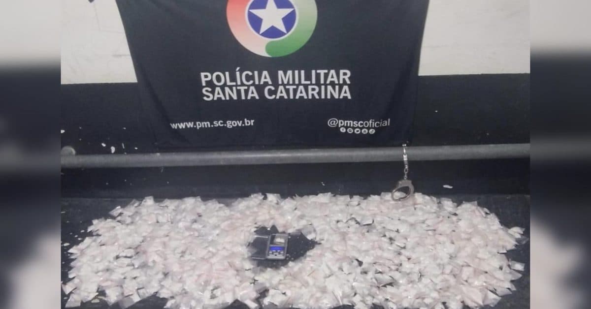 Casal suspeito de “disk drogas” é flagrado com mais de 2 kg de cocaína em Itajaí
