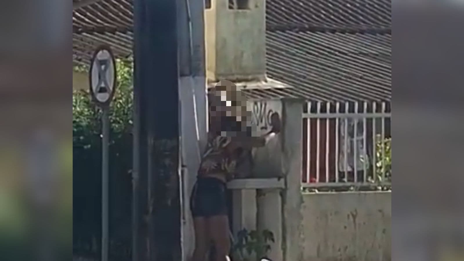Casal é flagrado limpando muro com esponja após pichação e recebe escolta da PM durante a limpeza em SC