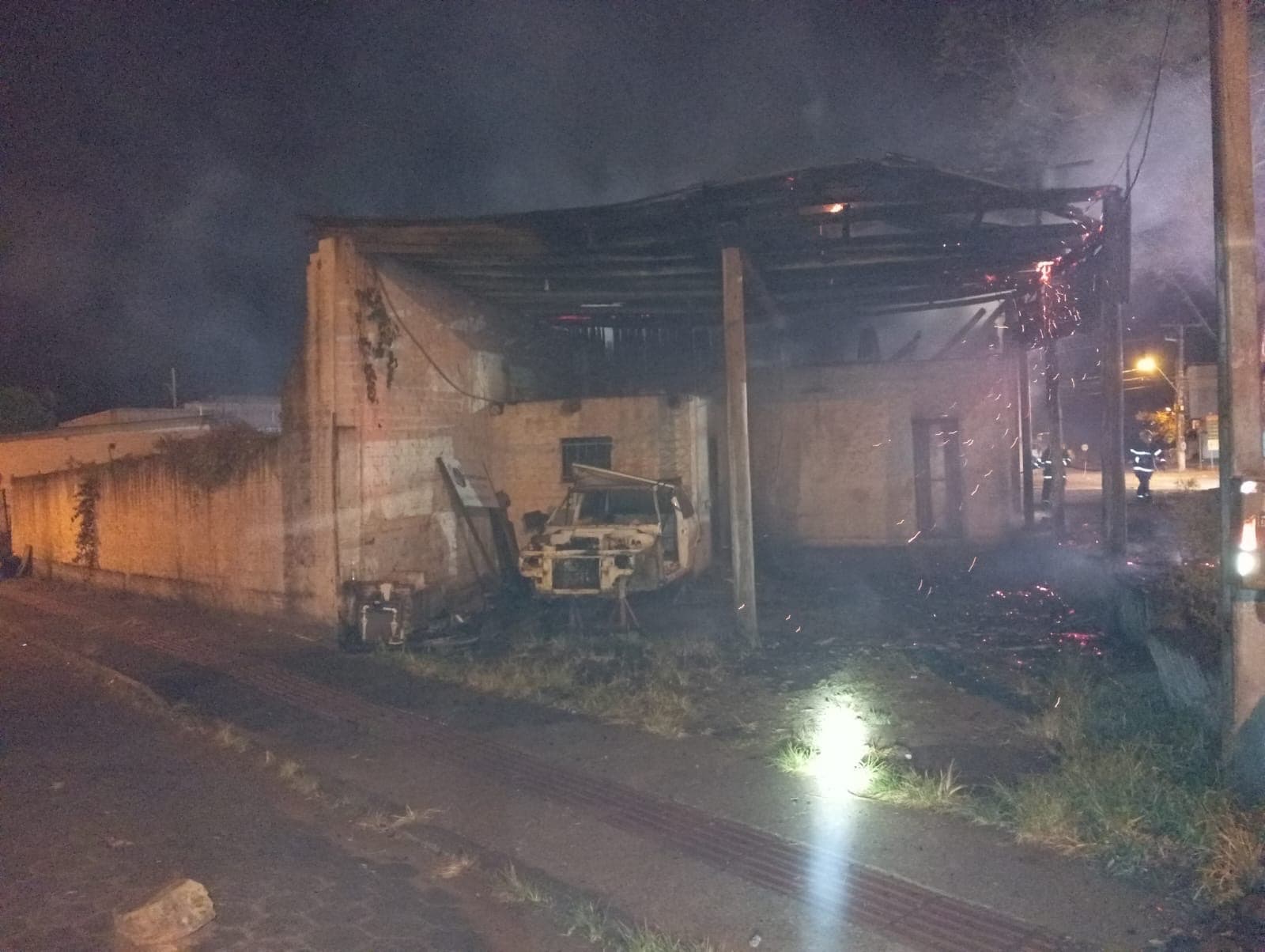 Fogo toma conta de funilaria abandonada na SC-290 e assusta moradores