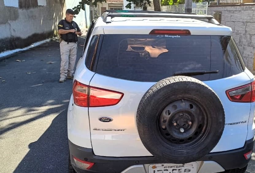 Sem CNH, com carro roubado e acidentes: homem é capturado após fuga em BC
