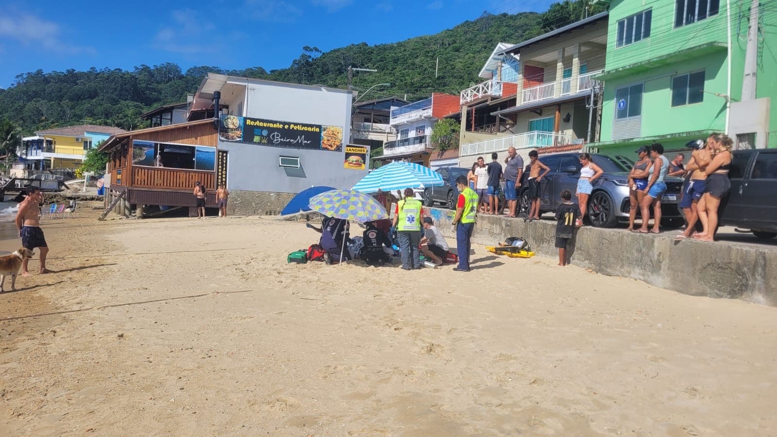 Homem sofre parada cardíaca em embarcação e é levado ao hospital após resgate em Porto Belo