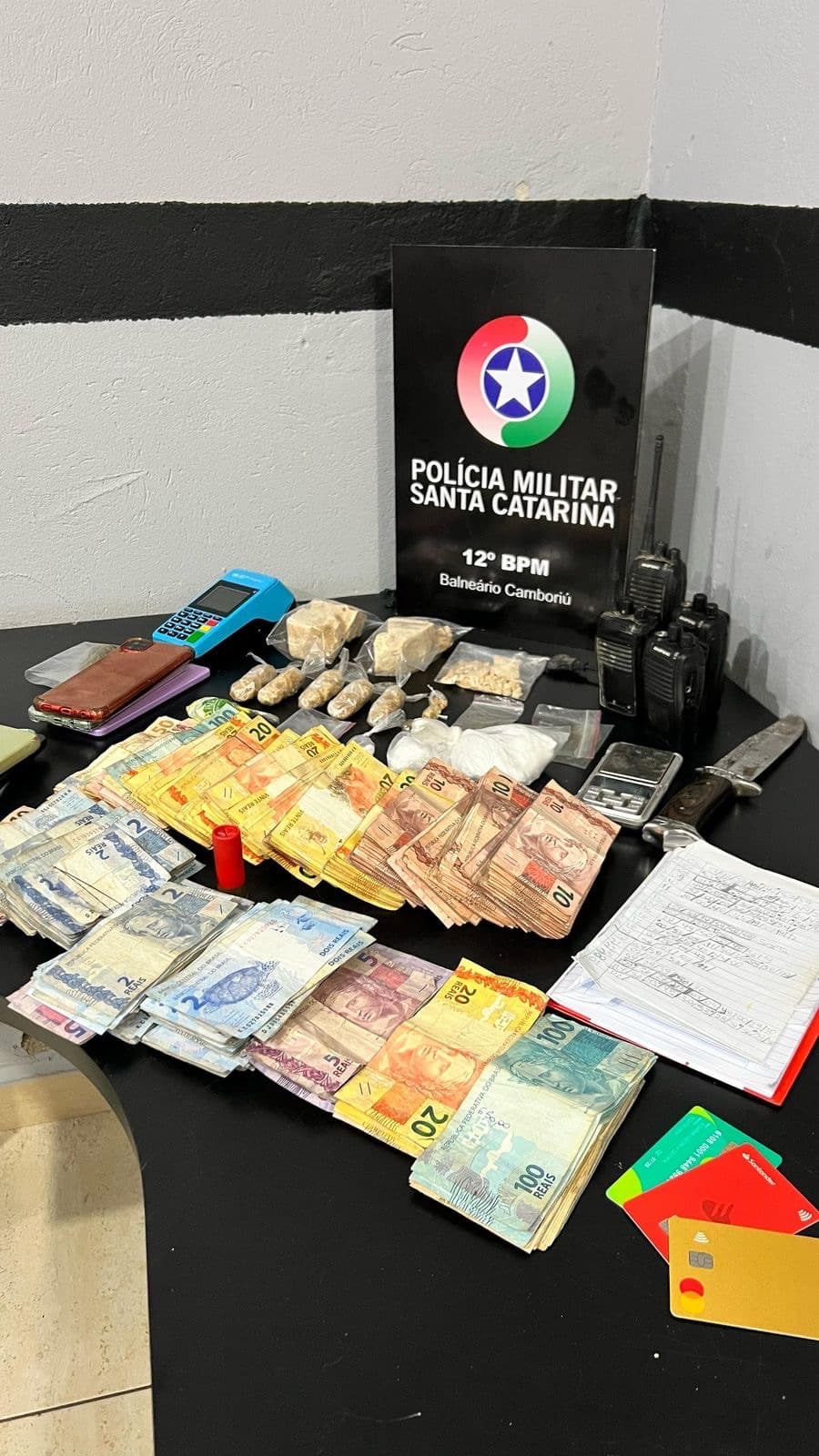 Integrantes de facção são presos com drogas e rádios em Camboriú